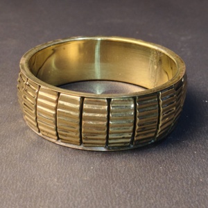 Brazalete de Latón Texturizado con Diseño de Nervaduras Verticales - Brazalete de Metal Pulido en Tono Dorado Vintage - Acabado Manual de Alta Calidad - Product Image 5