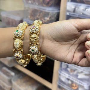 Jewelemarket, conjunto de brazaletes abiertos de piedra Pota chapada en oro y Meenakari, joyería de Moda Verde y rosa para mujer - Product Image 1