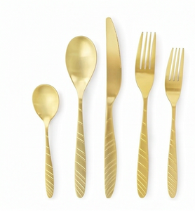 Ensemble de couverts modernes plaqués or avec finition mate, compatibles lave-vaisselle, cuillères, couteaux, fourchettes pour utilisation sur table de mariage - Product Image 1