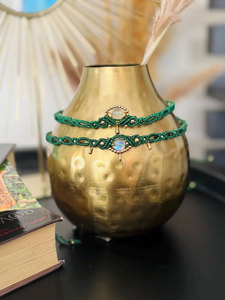 Collier ras du cou en macramé délicat avec pierre de lune verte, tissé à la main, bijou bohème avec breloque dorée - Product Image 5