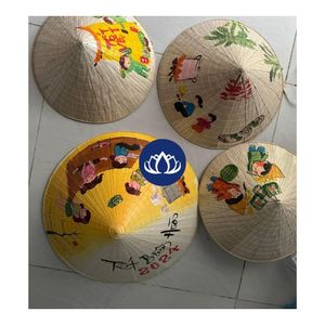 Chapeau en feuilles de palmier Non La Palm Leaf, très recherché, pour costume traditionnel et décoration murale - Product Image 1
