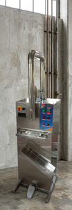 Machine de remplissage et de scellage semi-automatique haute performance en acier inoxydable pour sachets de lait, lassi, babeurre et yaourt. - Product Image 3