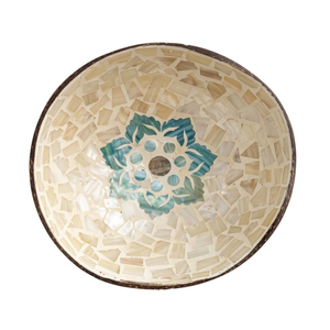Bol en coquille de noix de coco avec motif sculpté abstrait, surface écologique, idéal pour une utilisation en cuisine moderne - Product Image 2