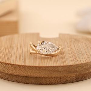 แหวนหมั้นมอสซาไนต์ทรงลูกแพร์ ดีไซน์เกลียวทันสมัย เครื่องประดับเจ้าสาว เงินแท้ 925 ชุบทอง 14K - Product Image 1