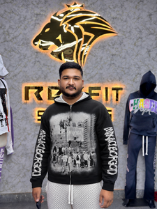 เสื้อฮู้ดซิปเต็มตัวสีดำสำหรับผู้ชาย ทรงโอเวอร์ไซส์ สไตล์สตรีทแวร์ พิมพ์ลายกราฟิก พร้อมลายพิมพ์ที่แขนเสื้อ ผลิตโดยผู้ผลิต - Product Image 1