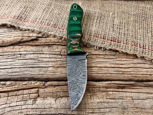 มีดสกินนิ่งเหล็กดามัสกัสตีขึ้นรูปด้วยมือ พร้อมปลอกมีด แบบกำหนดเอง OEM ด้ามจับไม้ปักก้า สำหรับล่าสัตว์และตั้งแคมป์ - Product Image 2