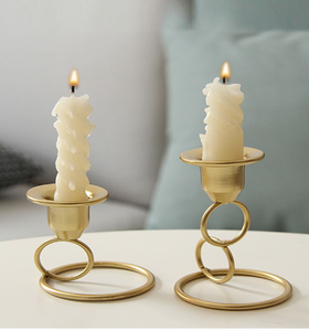 Porte-bougie unique en forme de ruban doré avec une finition métallique élégante pour la décoration. Disponible aux prix de gros. - Product Image 5