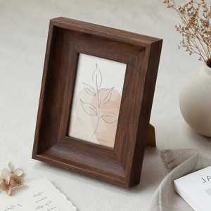 Cadre photo en bois artisanal écologique, modèle personnalisé à impression naturelle, rectangulaire vertical pour table - Product Image 2