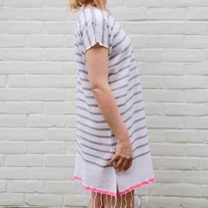 Vestido Kaftán de Verano Informal para la Playa, Tejido con Rayas Bohemias Ecológicas de Algodón Teñido con Hilo, Cuello en V, Flecos, Transpirable - Product Image 2