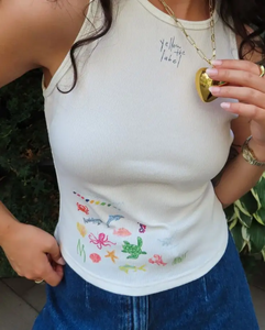 Haut court côtelé blanc ajusté pour femme avec broderie de perles de verre colorées représentant des animaux marins, fait main en coton, idéal pour l'été et la plage - Product Image 1