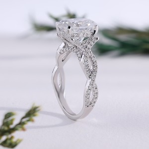 Anillo de Compromiso con Diamante Cultivado en Laboratorio de Corte Ovalado, Clásico, en Oro Blanco, con Banda Pavé Infinita, Anillos de Boda, Joyería Fina - Product Image 4