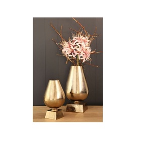 Vase sur piédestal plaqué or en gros - Centre de table géométrique élégant pour événements de mariage - Vase à fleurs décoratif en métal - Product Image 1