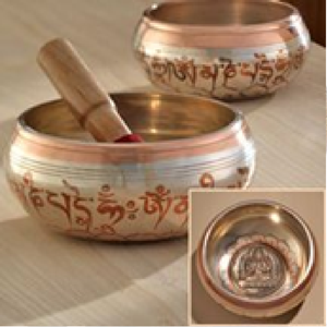 Bol fini or brillant avec gravure intérieure en forme de soleil et base en soie orange vif, disponible à prix de gros. - Product Image 3