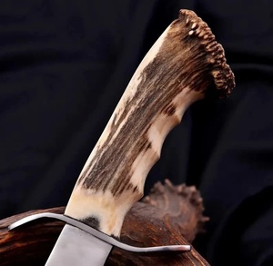 Couteau de chasse, de camping et de survie multifonctionnel en acier Damas fait main, lame fixe, manche en corne de cerf, personnalisable, cadeau pour les activités de plein air - Product Image 2
