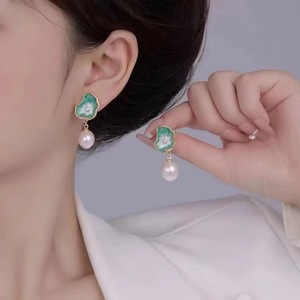 Boucles d'oreilles pendantes de haute qualité, peinture à l'huile, feuille de lotus, perle d'eau douce de 9-10 mm en forme de riz, effet goutte d'eau lisse - Product Image 3