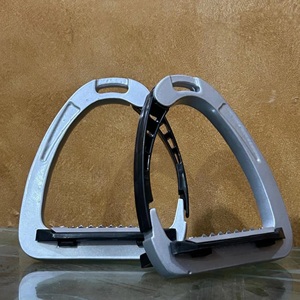 Étriers de cheval de qualité supérieure avec système de déverrouillage à ressort, accessoires d'équitation offrant une stabilité et un contrôle antidérapants pour un confort optimal - Product Image 3