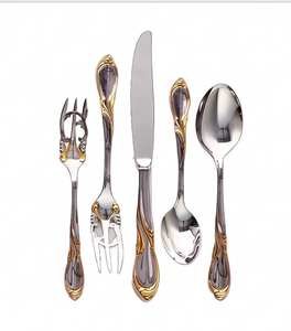 Ensemble de couverts élégants en argent avec accents dorés, 5 pièces (couteau, fourchette, cuillère) pour la vaisselle de mariage - Product Image 1