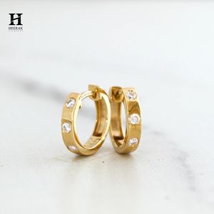 Pendientes de Aro Pequeños de Lujo con Incrustaciones de Diamantes en Oro de 18K y Acero Inoxidable para Mujer - Product Image 1