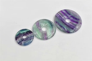 Pendentif Donut en Fluorite Naturelle Lisse de Haute Qualité 40MM pour la Fabrication de Bijoux - Vente en Gros - Product Image 6