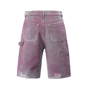Pantalones cortos de mezclilla morados para hombre con pedrería, efecto desgastado, ajuste relajado, con tachuelas de cristal y dobladillo sin rematar - Product Image 6