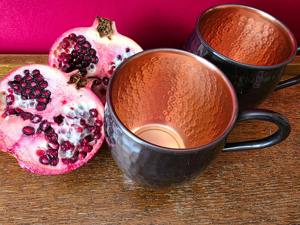 Ensemble de 2 mugs en cuivre noir avec poignée, vaisselle élégante pour l'hydratation pendant le yoga ou la méditation, en provenance d'Inde - Product Image 3