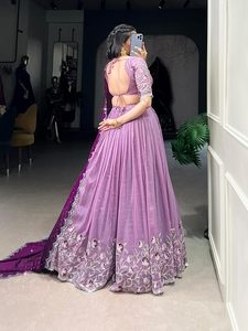 Lehenga Saree de Chifón Morado Bordado con Dupatta en Contraste, Vestido Largo hasta el Suelo con Cuello Redondo y Manga Casquillo, Corte en A - Product Image 2