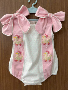 Combinaison Bébé Rose à Nœud Papillon Faite Main Broderie Canard Fille OEM ODM Vêtements Bébé Smocked Fabricant - Product Image 2