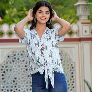 Elegante Blusa Blanca de Rayón para Mujer con Estampado de Caballo, Estilo Anudado, Corte Regular, Diseñada para Uso Casual Internacional con Mangas Cortas - Product Image 1