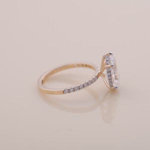 Anillo de Compromiso y Boda con Diamante Cultivado en Laboratorio en Forma de Pera, Certificado por IGI, con Halo Oculto y Banda Pavé en Plata de Ley 925 - Product Image 5