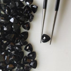 สปิเนลสีดำธรรมชาติ 5 มม. ทรงทริลเลียนคัท คุณภาพดีที่สุด พลอยหลวมที่ได้รับการรับรองสำหรับทำเครื่องประดับ รีดดิ้ง เมาน์เทน เจมส์ - Product Image 1