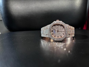 Montre de luxe pour homme avec pavé de diamants, mouvement à quartz analogique, boîtier rectangulaire en or blanc et jaune, style entièrement serti de diamants - Product Image 3