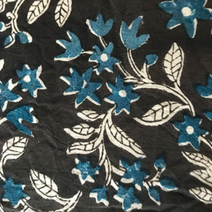 CHHAAPE Tela de Algodón Estampada a Mano para Mujer, Diseño Floral Azul Índigo sobre Base Negra - Product Image 3