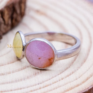 Vente en gros d'anneaux en argent sterling 925 massif avec saphir jaune et rose naturel serti dans un clos, deux pierres, bijoux Memoria - Product Image 3