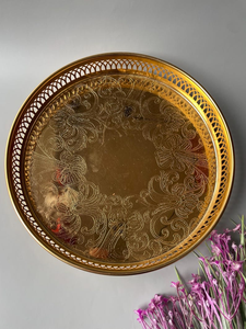 Bandeja Redonda de Latón de Lujo con Grabado Floral Intrincado y Borde Calado, Plato Decorativo de Metal Dorado para una Mesa Elegante - Product Image 6