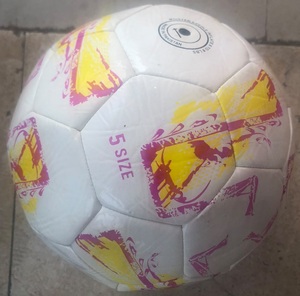 Balón de Fútbol de Piel Sintética PU Brillante de Alta Calidad, Tamaño 5, Ligero, Ecológico, Cosido a Mano, para Interior, Personalizable, Venta al Por Mayor OEM - Product Image 2