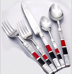 Ensemble de couverts modernes en acier inoxydable avec manche rouge et noir, compatible lave-vaisselle, pour mariage et usage quotidien - Product Image 1