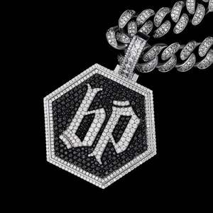 Nouveau Collier Pendentif Polygone Grande Taille Hiphop, Breloques Personnalisées avec Lettres, Bijoux Tendance pour Femmes et Hommes Rapper - Product Image 1