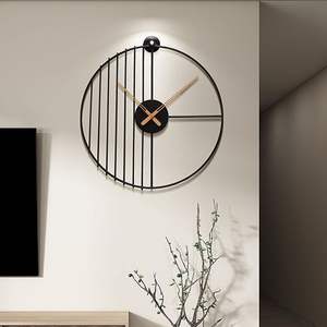 Reloj de pared de metal moderno y de tendencia que puede convertirse sin esfuerzo en el centro de atención de la decoración de tu sala de estar. - Product Image 5