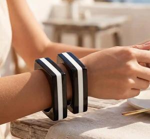 Bracelet en acrylique noir et blanc de style tendance pour femme, idéal pour un cadeau - MN Exports - Product Image 6