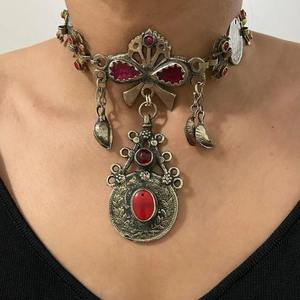 Collar tribal afgano Kuchi de lujo con flecos de monedas de triple capa, detalles en relieve metálico y piedra preciosa verde pulida - Product Image 4