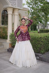Nueva Colección Festiva, Lehenga Choli Tradicional Especial para Navratri, Disponible a Precio de Mayoreo para Mujeres - Product Image 3
