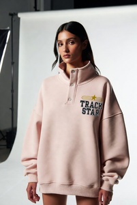 Sudadera Oversize Verde Oliva para Mujer con Botones a Presión, Cuello Simulado, Estampado Gráfico Trackstar, Top Grueso Tipo Pullover - Product Image 2