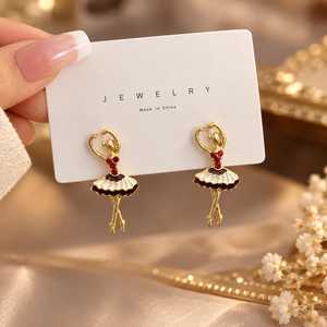 Pendientes de botón de bailarina de dibujos animados chapados en oro con esmalte y detalles de diamantes de imitación, joyería de moda linda para mujeres y niñas, regalo perfecto - Product Image 3