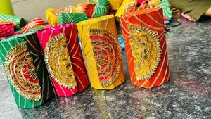 Caja de joyería de lujo hecha a mano por un diseñador, caja cuadrada bordada con diseño de diamantes dorados, ideal para regalo de novia. - Product Image 3