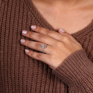 Bague de fiançailles en or blanc massif 14k taille poire diamant cultivé en laboratoire paramètres pavé à cinq griffes anniversaire de mariage certifié IGI - Product Image 2