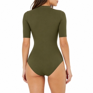 Combinaison moulante à manches courtes pour femme, fermeture éclair sur le devant, tissu doux au toucher, effet sculptant, fabrication OEM. - Product Image 2