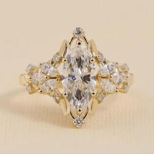 Anillo de compromiso con diamante talla marquesa en oro amarillo con piedras laterales en racimo floral, un diseño único de inspiración vintage y lujoso. - Product Image 2