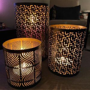 Portavelas de metal refinado diseñados para complementar interiores elegantes con un ambiente y una gracia subtiles. - Product Image 5