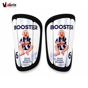 Espinilleras de fútbol personalizadas de fibra de carbono con protectores de pierna de neopreno y calentadores, modelo para una alta protección. - Product Image 4