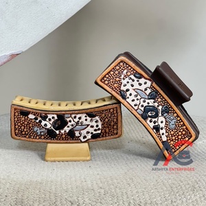Pince à cheveux en cuir artisanal personnalisée de qualité supérieure, style cowgirl western, imprimé cuir de vache, accessoire pour cheveux, pince à cheveux pour femmes - Product Image 1